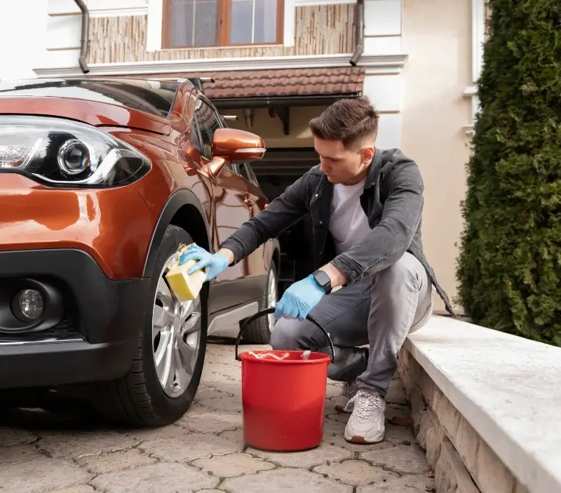 Lavage auto à domicile Saint-Sauveur-de-Ginestoux : professionnel intervenant sur un véhicule
